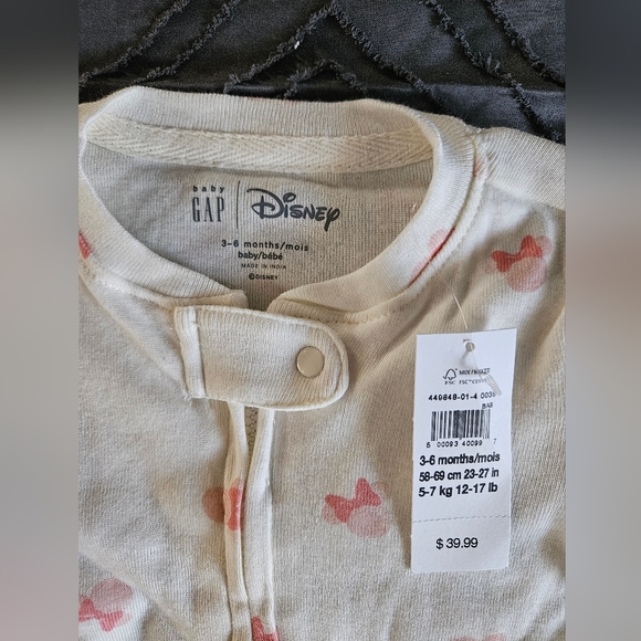 GAP x DISNEY one piece sleeper. Size 3-6mth - Picture 2 of 2